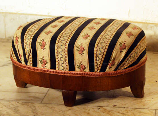 A small Biedermeier stool, in oval shape with four small legs - фото 2