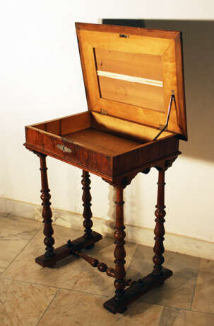 A small working table with rectangular top to be opened - photo 3