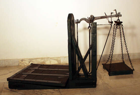 Fruit or wine scales with iron balance and top for the weights hanging on iron chains - photo 3