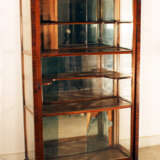 An Austrian Biedermeier display cabinet with short dimensions - photo 2