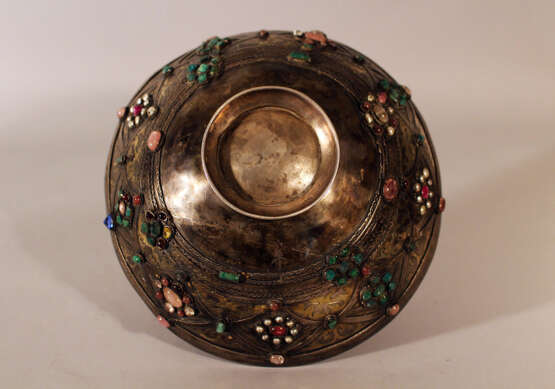 A Transylvanian baptism silver set comprising cylindrical baker in round shape with four fields, decorated with multicoloured stones and glasses, in shape of blossoms - Foto 2