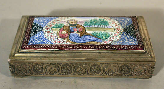 A Persian silver box in rectangular shape with engraved flowers on the sides - photo 1