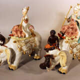 A pair of porcelain elephants with a queen and a king with servants on top - Foto 2