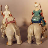 A pair of porcelain elephants with a queen and a king with servants on top - Foto 3