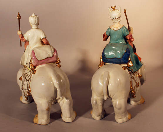 A pair of porcelain elephants with a queen and a king with servants on top - Foto 3