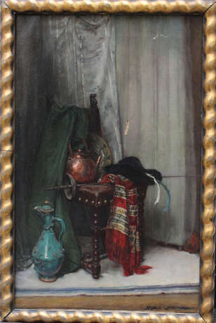 Hedwig Mechle-Grosmann (1857-1928)-attributed, Still life with pottery, textile, a pot and a rapier on a chair, in front of curtain - Foto 1