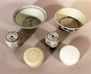 A lot of 6 Chinese porcelain objects including bowls, boxes and rolls