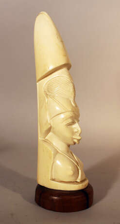 Two African ivory sculptures of male and female portraits, on wooden stands - photo 2