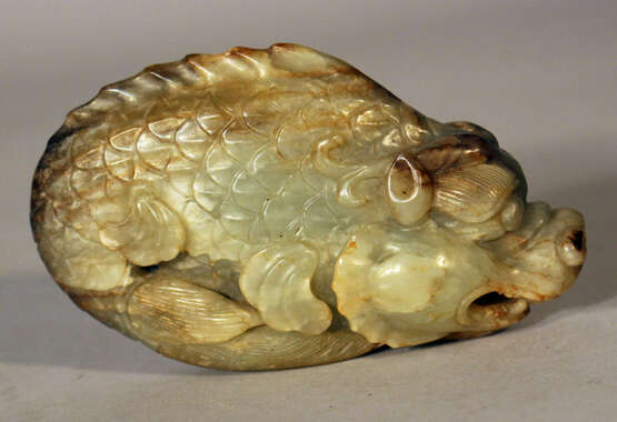A Chinese jade dragon or fantasy beast, scuptured in green/grey jade with brown veins - photo 2
