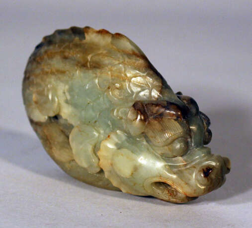 A Chinese jade dragon or fantasy beast, scuptured in green/grey jade with brown veins - Foto 3