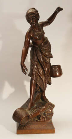 Fille du Sudan, Sculpture of a water carrying girl in traditional dress with chains and two bowls - Foto 1
