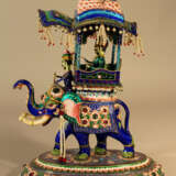 An Indian silver enamel elephant with a cabbin with a Maharaja an his elephant rider on top - Foto 1