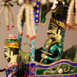 An Indian silver enamel elephant with a cabbin with a Maharaja an his elephant rider on top - Foto 3