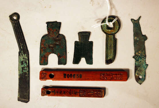 Lot of seven Asian wooden and bronze money symbols - photo 1