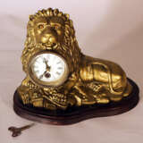 An eye turning clock in shape of a lying lion with enamel dial with Roman numbers - Foto 1