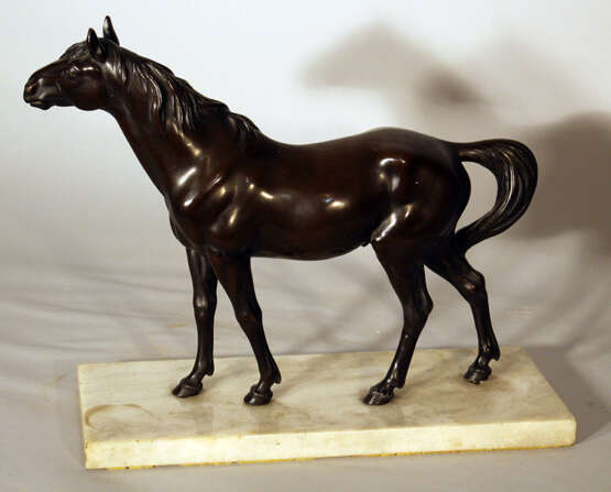 Bronze sculpture of a standing horse looking to the side, on white marble base - photo 2