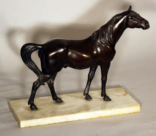 Bronze sculpture of a standing horse looking to the side, on white marble base - Foto 3