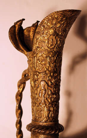 A large Indochinese ceremonial can in baluster shape, on one wide foot - Foto 3