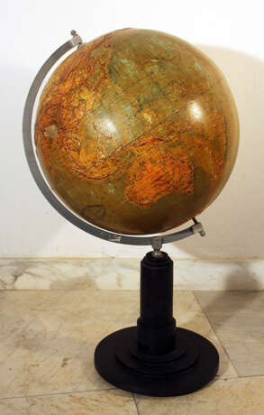 Library geographical globe with upstanding hightened mountain areas, with rivers and sea currents - Foto 1