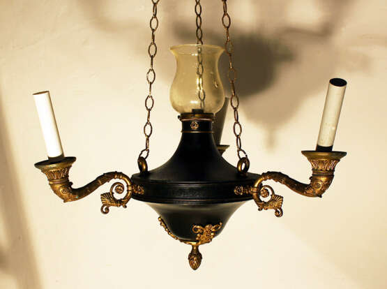 A small French lantern, round cylindrical shape, with three scrolled branches and acanthus leaves and pineapple finial - photo 2