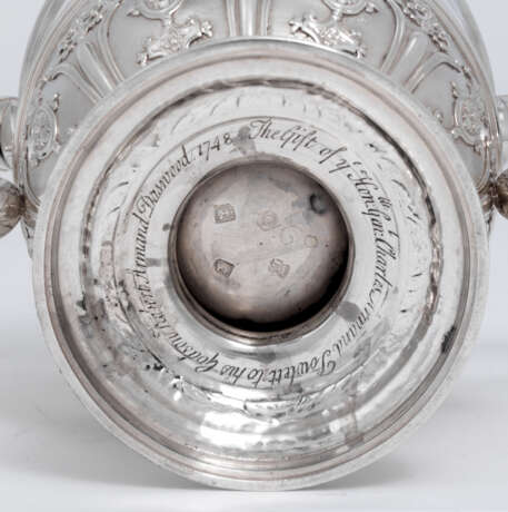 A GEORGE II SILVER TWO-HANDLED CUP AND COVER - Foto 3