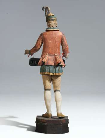 A POLYCHROME AND GILTWOOD FIGURE OF A GENTLEMAN - Foto 2