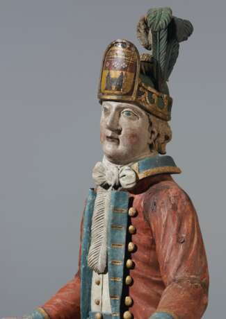 A POLYCHROME AND GILTWOOD FIGURE OF A GENTLEMAN - фото 3