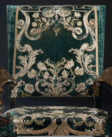 A NORTH ITALIAN MOTHER-OF-PEARL INLAID GREEN, GILT AND POLYC... - фото 2