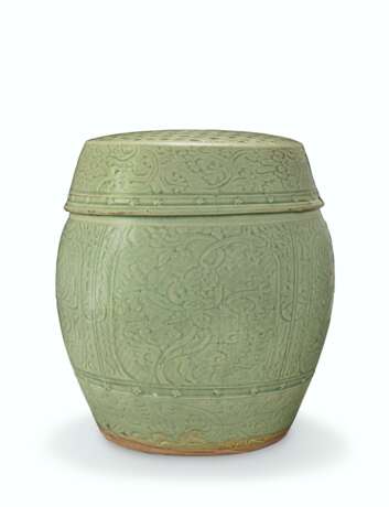 A CHINESE LONGQUAN CELADON CARVED GARDEN SEAT - Foto 1