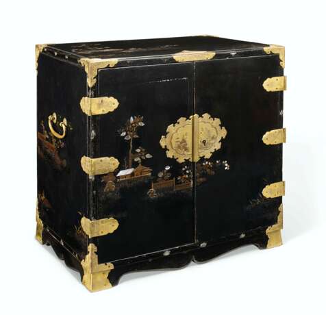 A JAPANESE BLACK AND GILT LACQUER, MOTHER-OF-PEARL INLAID SM... - Foto 1