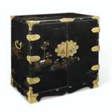 A JAPANESE BLACK AND GILT LACQUER, MOTHER-OF-PEARL INLAID SM... - фото 1