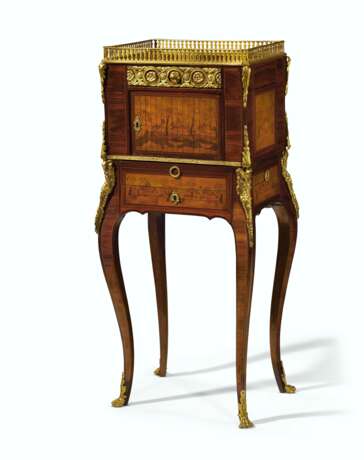 A LOUIS XV ORMOLU-MOUNTED TULIPWOOD, AMARANTH AND MARQUETRY ... - Foto 1
