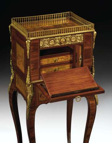 A LOUIS XV ORMOLU-MOUNTED TULIPWOOD, AMARANTH AND MARQUETRY ... - фото 2