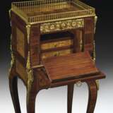 A LOUIS XV ORMOLU-MOUNTED TULIPWOOD, AMARANTH AND MARQUETRY ... - Foto 2