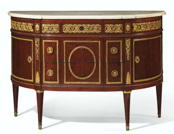 A LOUIS XVI ORMOLU-MOUNTED MAHOGANY COMMODE - фото 1