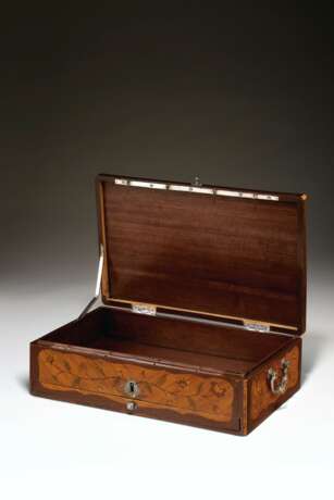 A LOUIS XV SILVER-MOUNTED AMARANTH, TULIPWOOD AND MARQUETRY ... - photo 2