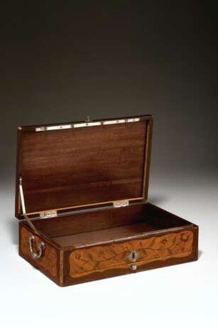 A LOUIS XV SILVER-MOUNTED AMARANTH, TULIPWOOD AND MARQUETRY ... - photo 3