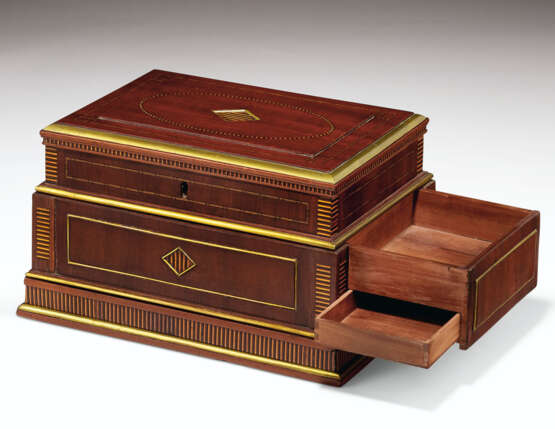 A GERMAN BRASS-MOUNTED MAHOGANY AMARANTH AND PARQUETRY BOX - фото 2