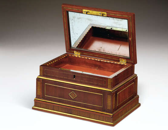 A GERMAN BRASS-MOUNTED MAHOGANY AMARANTH AND PARQUETRY BOX - фото 3
