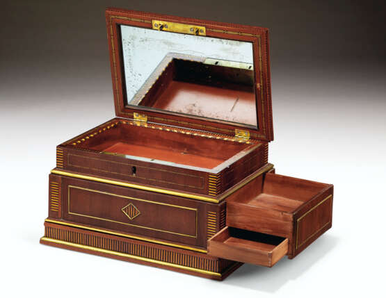 A GERMAN BRASS-MOUNTED MAHOGANY AMARANTH AND PARQUETRY BOX - фото 4