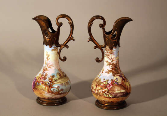 A pair of Vienna enamel jugs, each with bronze gilded mounts and hand grips - Foto 1