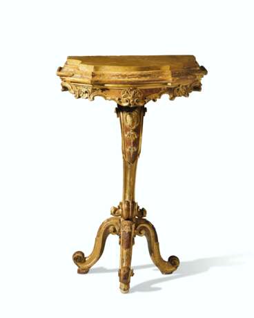 A PAIR OF NORTH ITALIAN WALNUT AND PARCEL-GILT GUERIDONS A T... - Foto 1
