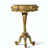 A PAIR OF NORTH ITALIAN WALNUT AND PARCEL-GILT GUERIDONS A T... - Foto 2