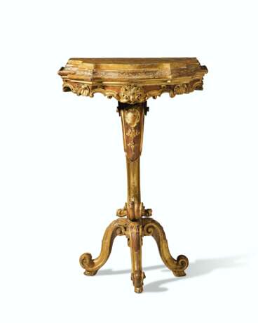 A PAIR OF NORTH ITALIAN WALNUT AND PARCEL-GILT GUERIDONS A T... - фото 2