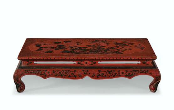 A SMALL CHINESE RED AND BLACK LACQUER STAND - Foto 1
