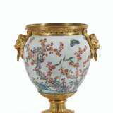 A LATE LOUIS XV 'GOUT GREC' ORMOLU MOUNTED CHINESE FAMILLE V... - фото 1