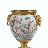 A LATE LOUIS XV 'GOUT GREC' ORMOLU MOUNTED CHINESE FAMILLE V... - photo 2