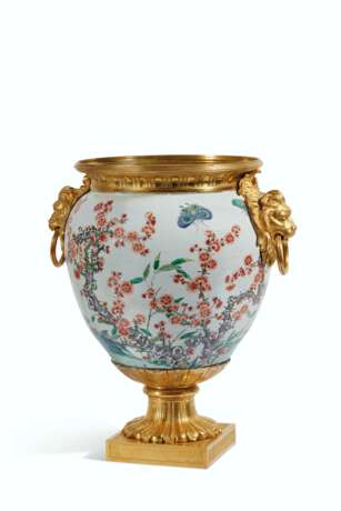 A LATE LOUIS XV 'GOUT GREC' ORMOLU MOUNTED CHINESE FAMILLE V... - фото 2