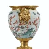 A LATE LOUIS XV 'GOUT GREC' ORMOLU MOUNTED CHINESE FAMILLE V... - фото 3