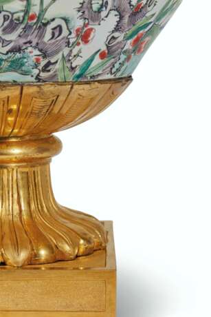 A LATE LOUIS XV 'GOUT GREC' ORMOLU MOUNTED CHINESE FAMILLE V... - photo 4